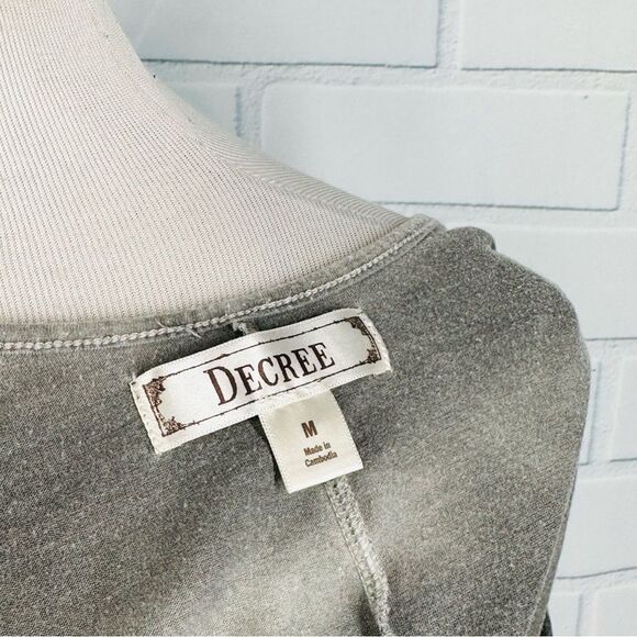 10/$25🦋 Decree Gray & Bronze Sequin Cropped Camisole - Size Medium - Picture 8 of 10